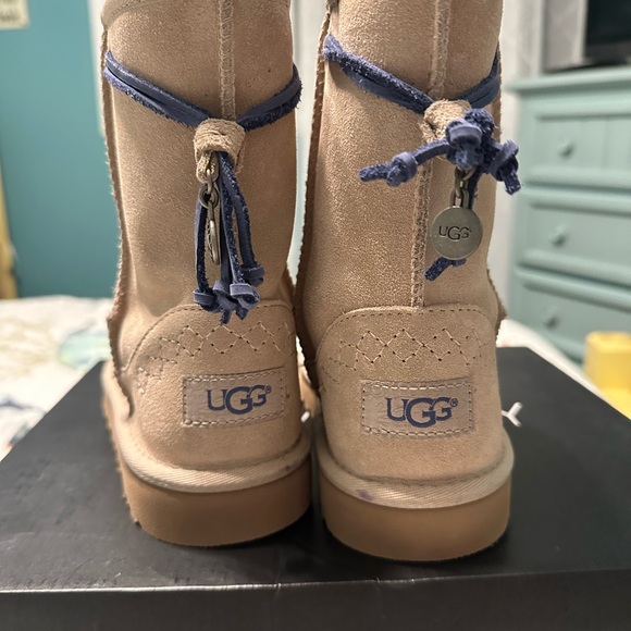 Size 2 child’s Ugg - Picture 5 of 7